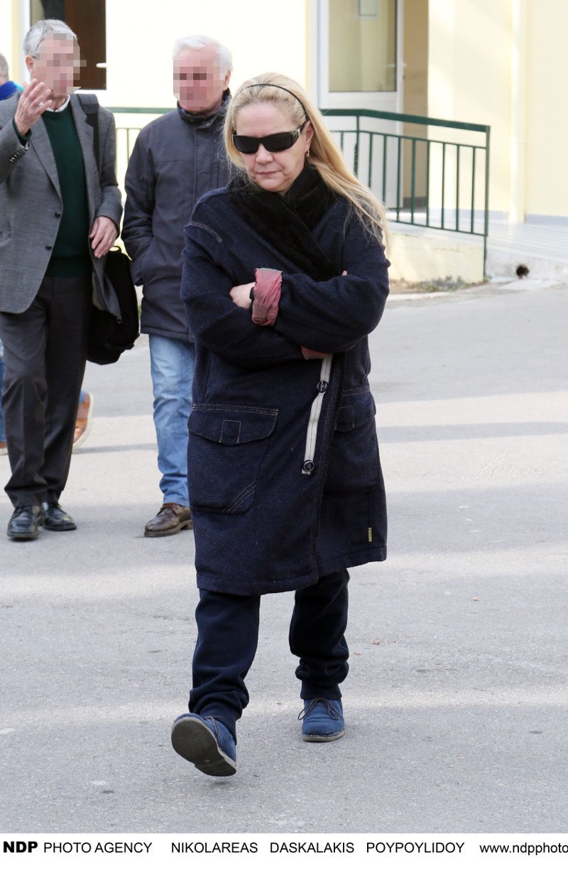 Συντετριμμένος ο σύζυγος της Νατάσας Μανίσαλη στην κηδεία της [εικόνες] | iefimerida.gr 4