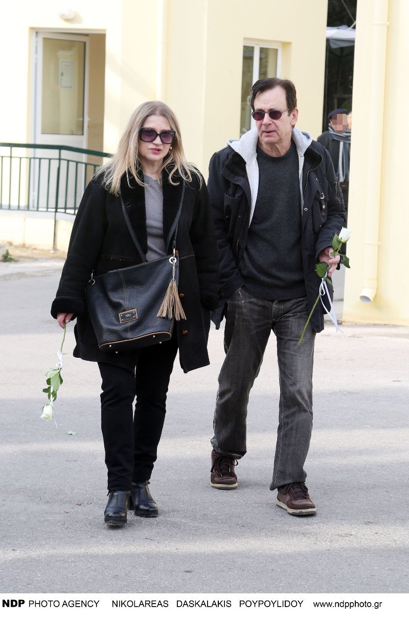 Συντετριμμένος ο σύζυγος της Νατάσας Μανίσαλη στην κηδεία της [εικόνες] | iefimerida.gr 5