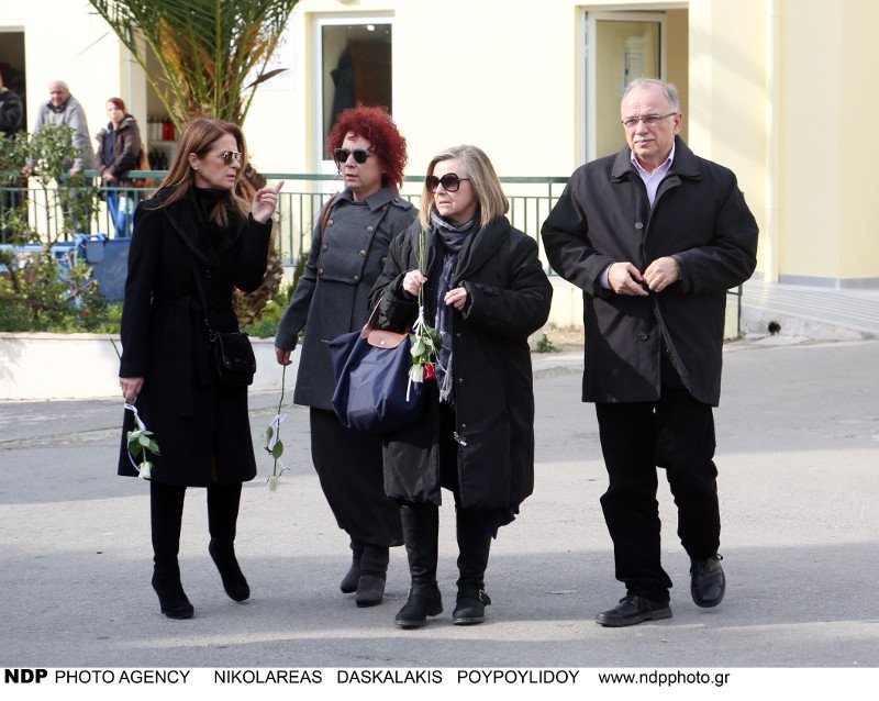 Συντετριμμένος ο σύζυγος της Νατάσας Μανίσαλη στην κηδεία της [εικόνες] | iefimerida.gr 6