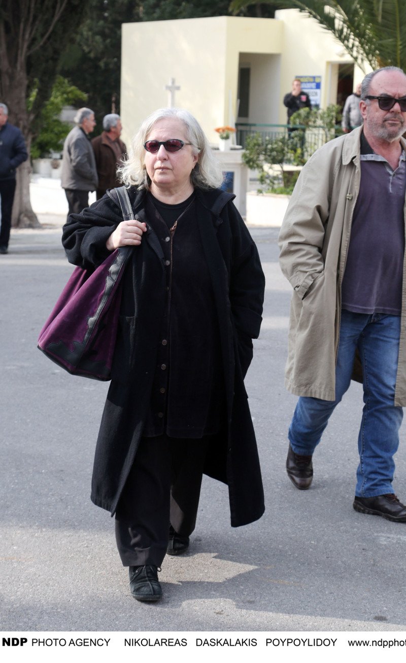 Συντετριμμένος ο σύζυγος της Νατάσας Μανίσαλη στην κηδεία της [εικόνες] | iefimerida.gr 7