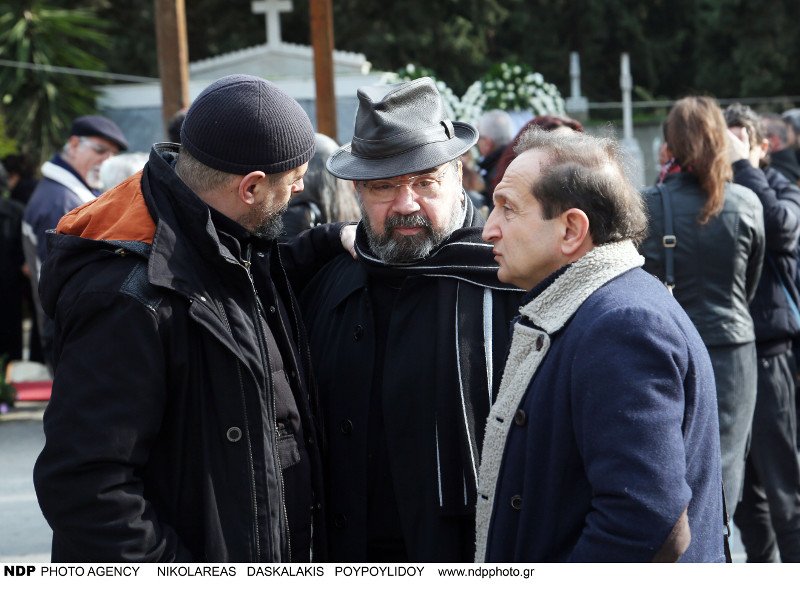 Συντετριμμένος ο σύζυγος της Νατάσας Μανίσαλη στην κηδεία της [εικόνες] | iefimerida.gr 8