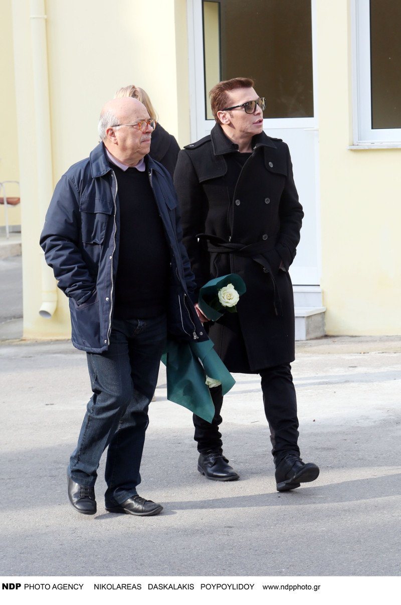 Συντετριμμένος ο σύζυγος της Νατάσας Μανίσαλη στην κηδεία της [εικόνες] | iefimerida.gr 10