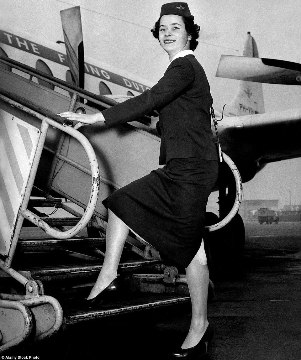 Οι στολές των αεροσυνοδών από το 1940 έως σήμερα -Από τις μίντι φούστες στα καυτά σορτς [εικόνες] | iefimerida.gr 1