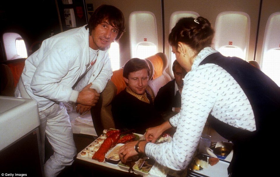 Οι στολές των αεροσυνοδών από το 1940 έως σήμερα -Από τις μίντι φούστες στα καυτά σορτς [εικόνες] | iefimerida.gr 8