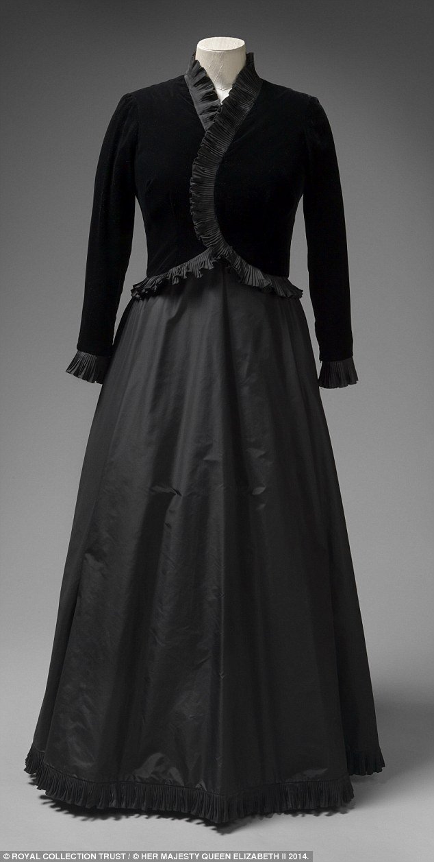 Μέσα στη ντουλάπα της βασίλισσας Ελισάβετ -Εκθέτει τα ρούχα και τα κοσμήματά της [εικόνες] | iefimerida.gr 0