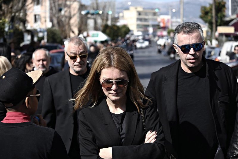 Σπαραγμός: Το τελευταίο αντίο στον Παντελή Παντελίδη -«Λύγισαν» οι γονείς του [εικόνες&βίντεο] | iefimerida.gr 13