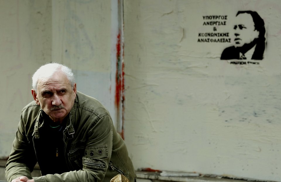 Εκαναν τον Κατρούγκαλο... γκράφιτι -«Υπουργός ανεργίας και κοινωνικής ανασφάλειας» [εικόνες] | iefimerida.gr 0