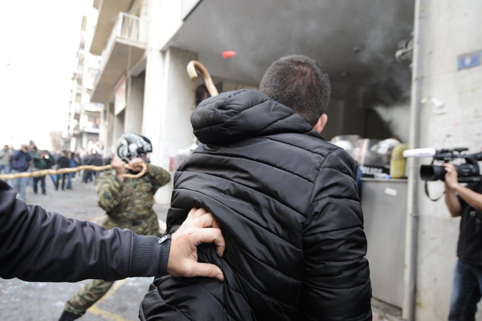 Kαρέ-καρέ η μάχη έξω από το υπουργείο -Μαγκούρες εναντίον ΜΑΤ [εικόνες] | iefimerida.gr 10