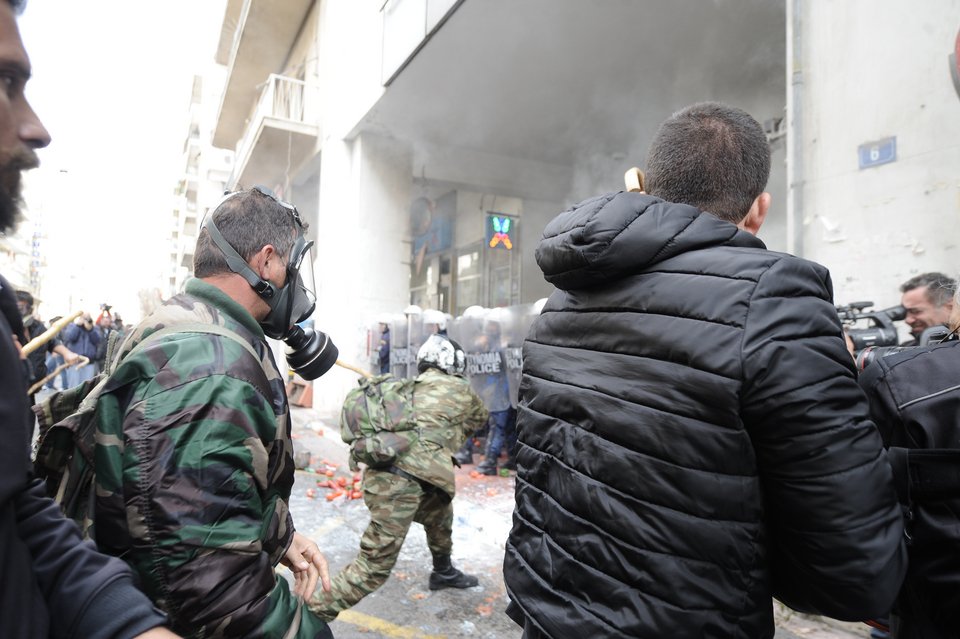 Kαρέ-καρέ η μάχη έξω από το υπουργείο -Μαγκούρες εναντίον ΜΑΤ [εικόνες] | iefimerida.gr 11