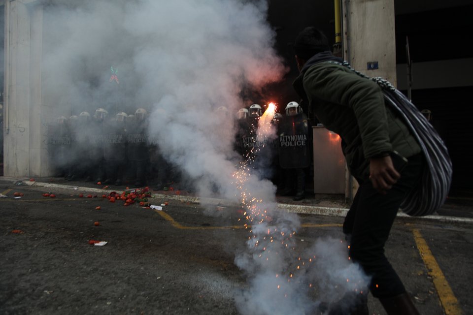 Kαρέ-καρέ η μάχη έξω από το υπουργείο -Μαγκούρες εναντίον ΜΑΤ [εικόνες] | iefimerida.gr 12