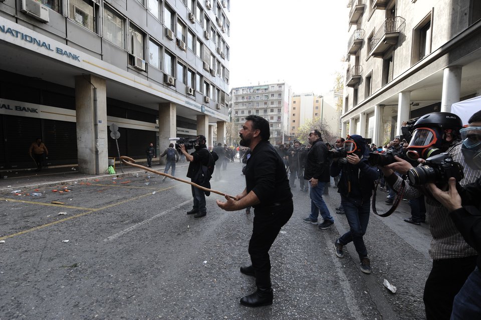 Kαρέ-καρέ η μάχη έξω από το υπουργείο -Μαγκούρες εναντίον ΜΑΤ [εικόνες] | iefimerida.gr 13