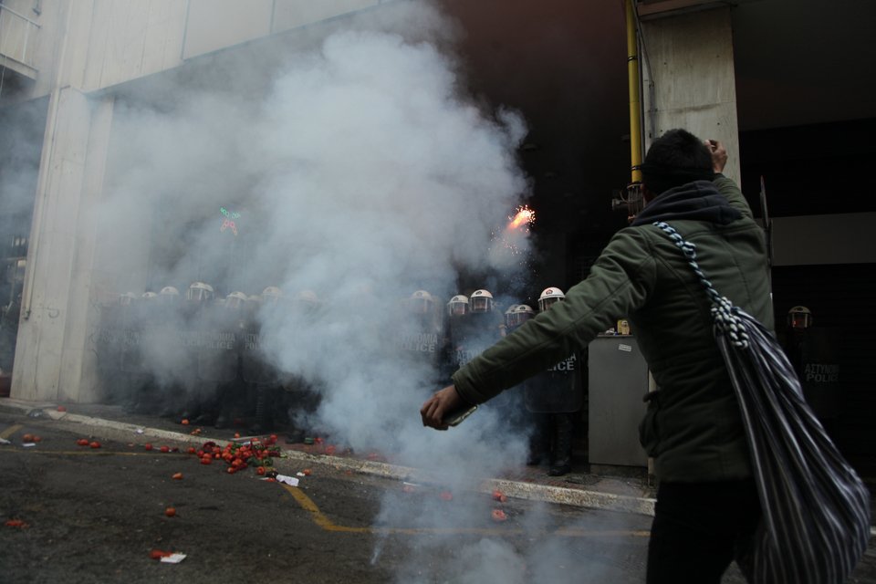 Kαρέ-καρέ η μάχη έξω από το υπουργείο -Μαγκούρες εναντίον ΜΑΤ [εικόνες] | iefimerida.gr 14