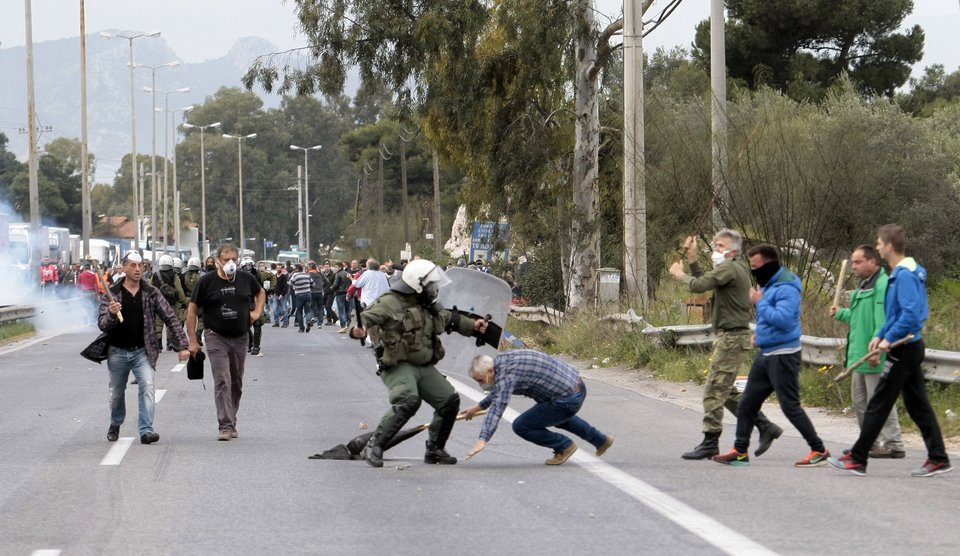 Η οργή των αγροτών ξέσπασε στην Αθήνα [εικόνες&βίντεο] | iefimerida.gr 12