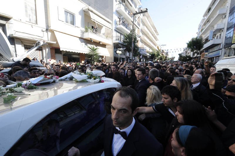 Σπαραγμός: Το τελευταίο αντίο στον Παντελή Παντελίδη -«Λύγισαν» οι γονείς του [εικόνες&βίντεο] | iefimerida.gr 4