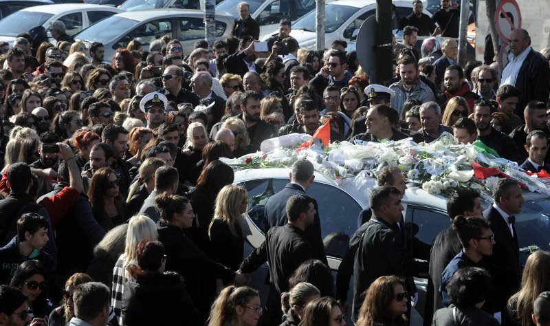 Σπαραγμός: Το τελευταίο αντίο στον Παντελή Παντελίδη -«Λύγισαν» οι γονείς του [εικόνες&βίντεο] | iefimerida.gr 3