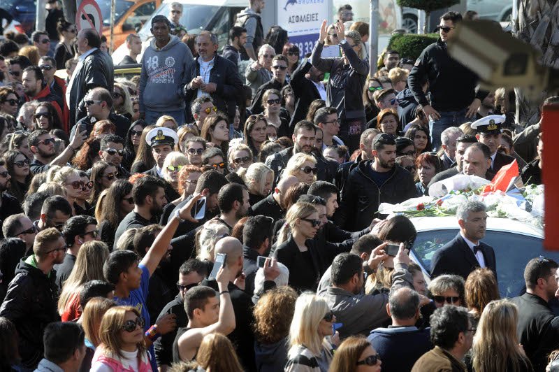 Σπαραγμός: Το τελευταίο αντίο στον Παντελή Παντελίδη -«Λύγισαν» οι γονείς του [εικόνες&βίντεο] | iefimerida.gr 2