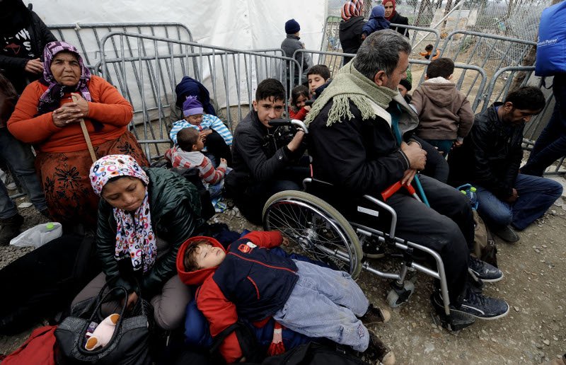 «Πού είναι η γραμμή;» -Εξαντλημένοι πρόσφυγες φτάνουν στην Ειδομένη [εικόνες] | iefimerida.gr 8