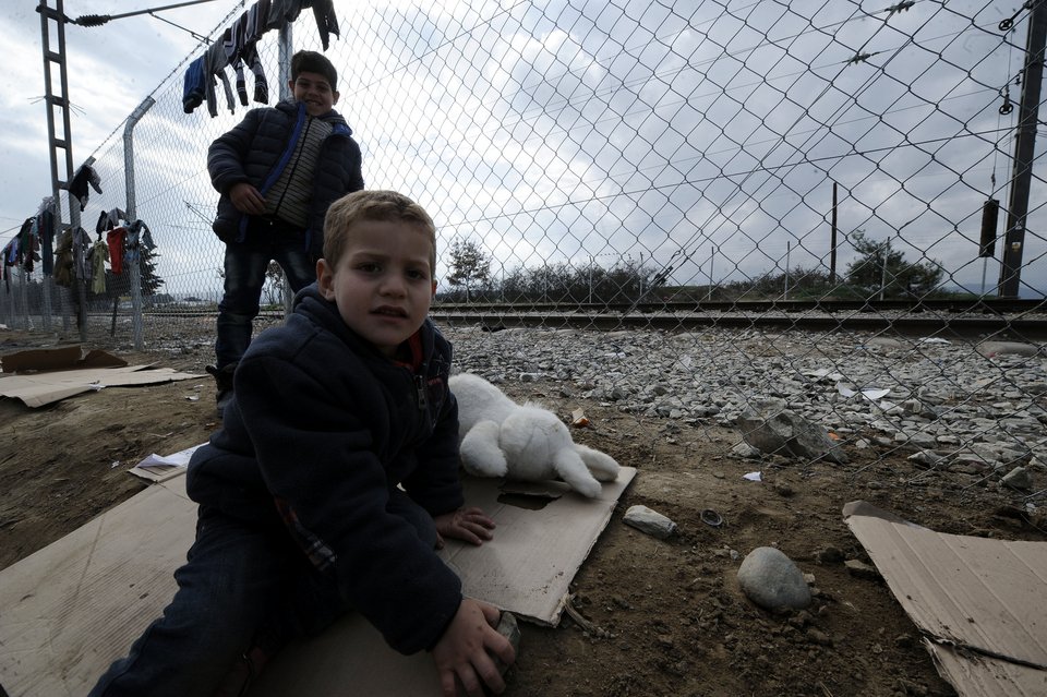 «Πού είναι η γραμμή;» -Εξαντλημένοι πρόσφυγες φτάνουν στην Ειδομένη [εικόνες] | iefimerida.gr 7