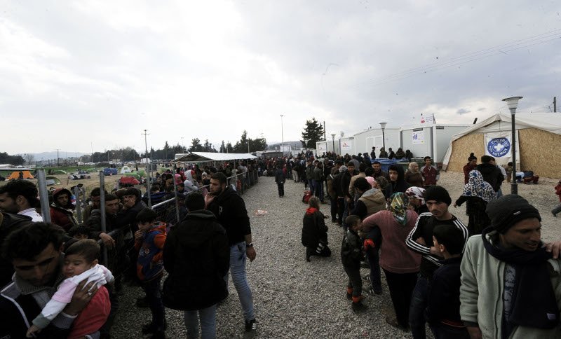 «Πού είναι η γραμμή;» -Εξαντλημένοι πρόσφυγες φτάνουν στην Ειδομένη [εικόνες] | iefimerida.gr 3