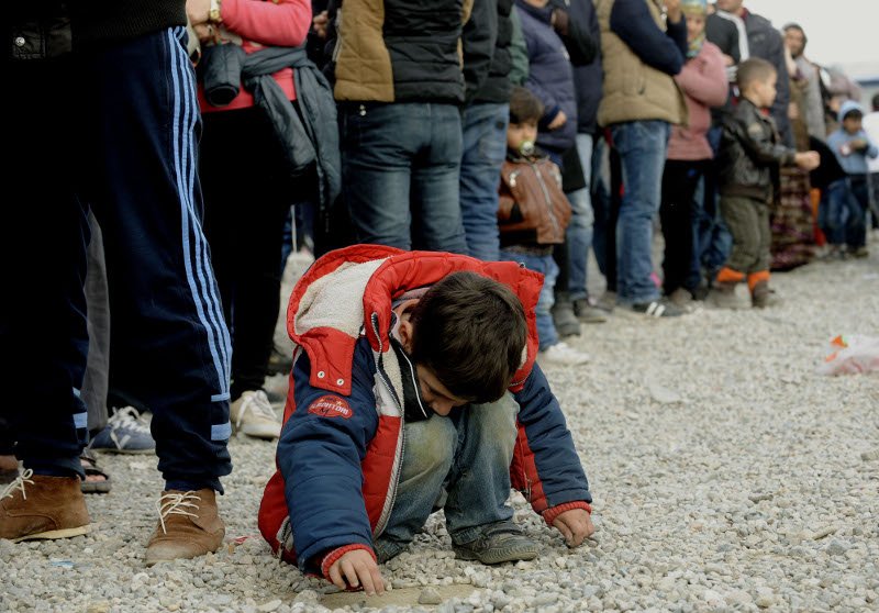 «Πού είναι η γραμμή;» -Εξαντλημένοι πρόσφυγες φτάνουν στην Ειδομένη [εικόνες] | iefimerida.gr 0