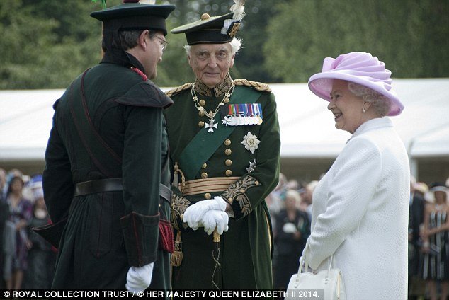 Μέσα στη ντουλάπα της βασίλισσας Ελισάβετ -Εκθέτει τα ρούχα και τα κοσμήματά της [εικόνες] | iefimerida.gr 3