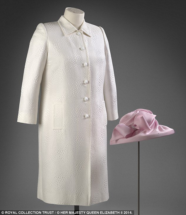 Μέσα στη ντουλάπα της βασίλισσας Ελισάβετ -Εκθέτει τα ρούχα και τα κοσμήματά της [εικόνες] | iefimerida.gr 2