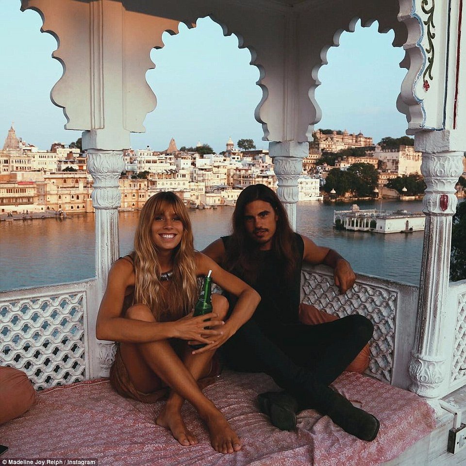 «Μένουμε σε τρένα και λεωφορεία» -Ζευγάρι ταξιδεύει χωρίς σπατάλες στον κόσμο [εικόνες]  | iefimerida.gr 2