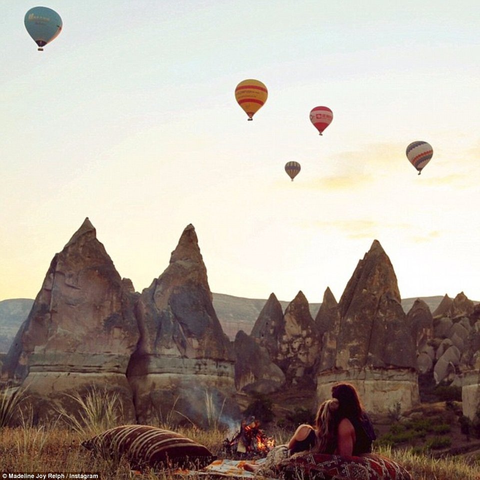 «Μένουμε σε τρένα και λεωφορεία» -Ζευγάρι ταξιδεύει χωρίς σπατάλες στον κόσμο [εικόνες]  | iefimerida.gr 1