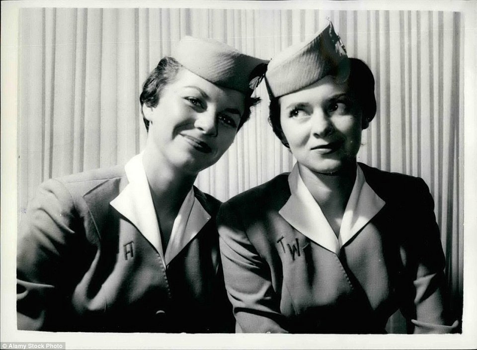 Οι στολές των αεροσυνοδών από το 1940 έως σήμερα -Από τις μίντι φούστες στα καυτά σορτς [εικόνες] | iefimerida.gr 2