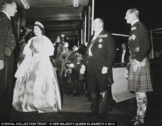 Μέσα στη ντουλάπα της βασίλισσας Ελισάβετ -Εκθέτει τα ρούχα και τα κοσμήματά της [εικόνες] | iefimerida.gr 5