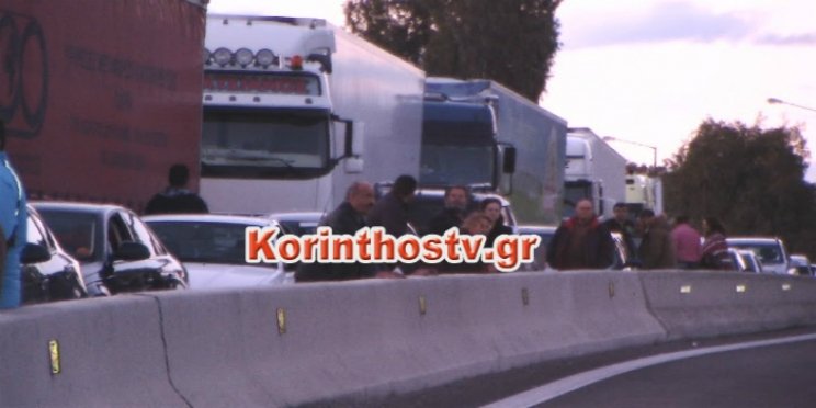 Οι αγρότες έκλεισαν την παλιά εθνική στον Ισθμό – Χάος με ουρές ΙΧ και φορτηγών [εικόνες & βίντεο] | iefimerida.gr 4