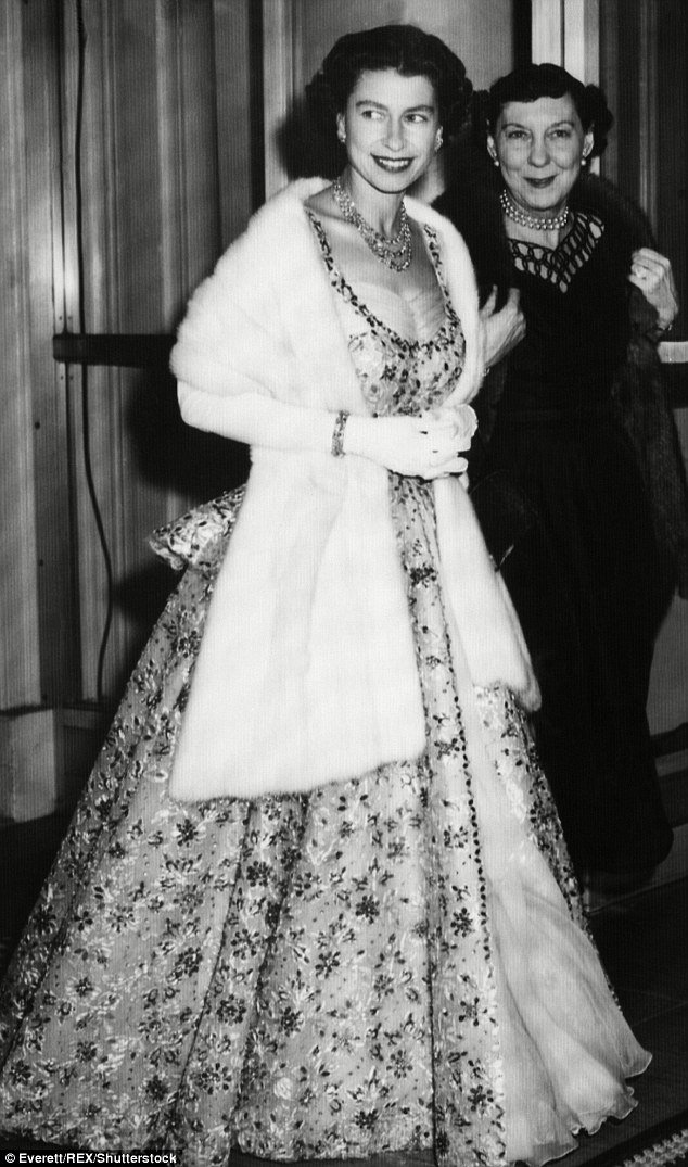 Μέσα στη ντουλάπα της βασίλισσας Ελισάβετ -Εκθέτει τα ρούχα και τα κοσμήματά της [εικόνες] | iefimerida.gr 8