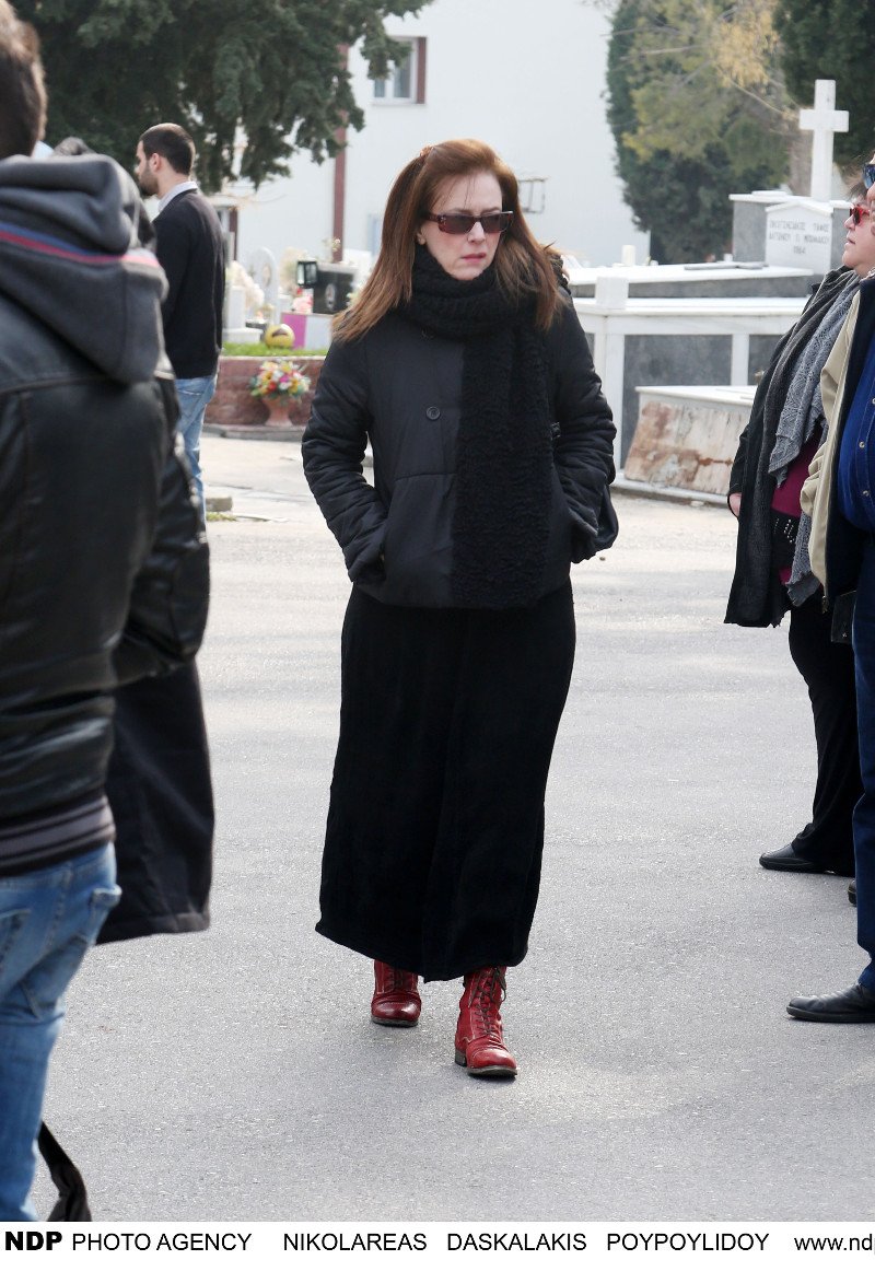 Συντετριμμένος ο σύζυγος της Νατάσας Μανίσαλη στην κηδεία της [εικόνες] | iefimerida.gr 11