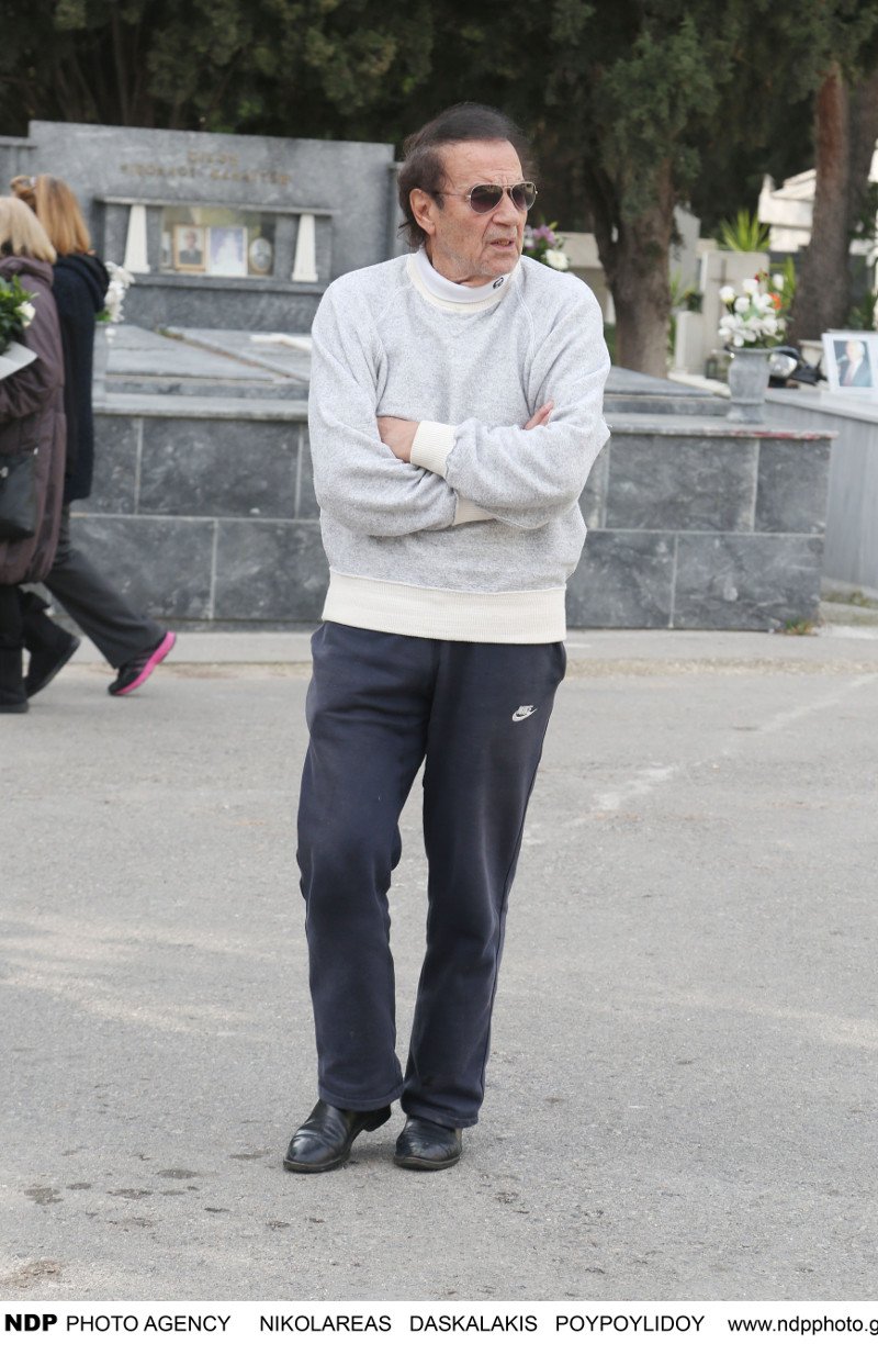 Συντετριμμένος ο σύζυγος της Νατάσας Μανίσαλη στην κηδεία της [εικόνες] | iefimerida.gr 12