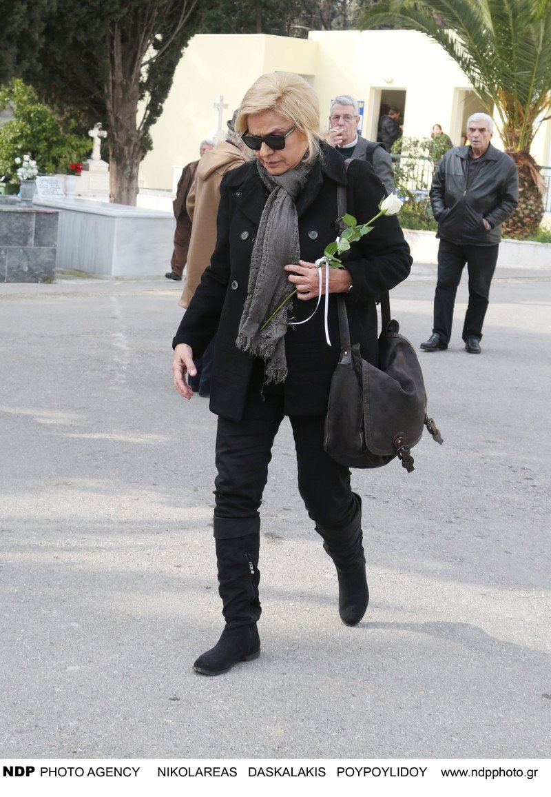 Συντετριμμένος ο σύζυγος της Νατάσας Μανίσαλη στην κηδεία της [εικόνες] | iefimerida.gr 13