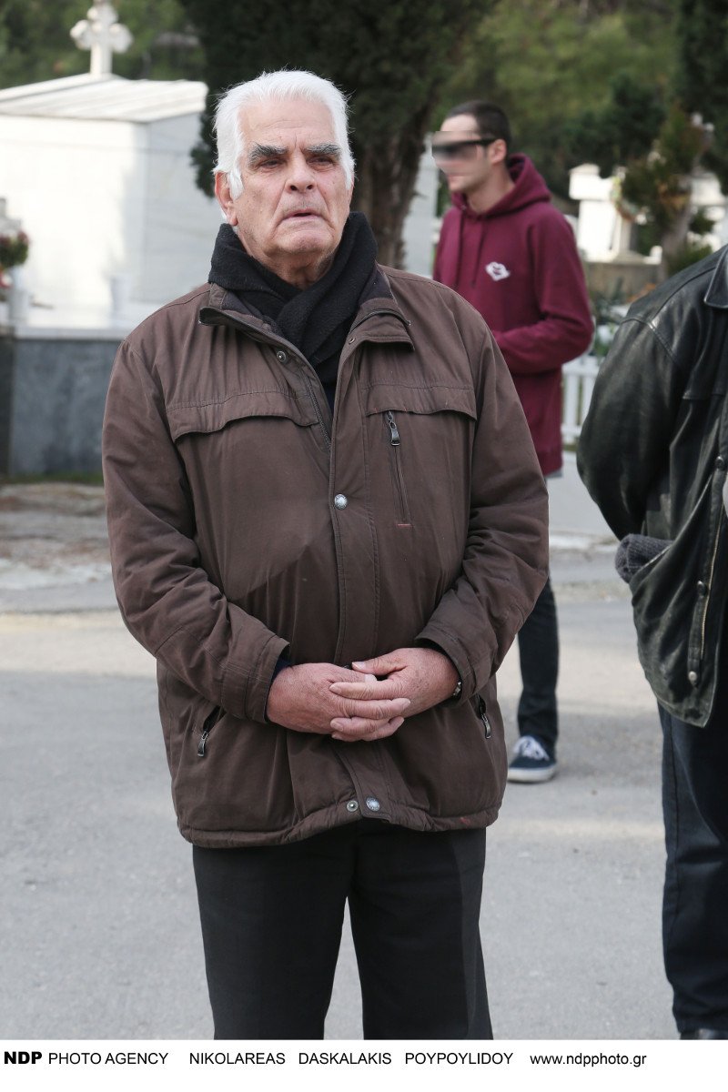 Συντετριμμένος ο σύζυγος της Νατάσας Μανίσαλη στην κηδεία της [εικόνες] | iefimerida.gr 14