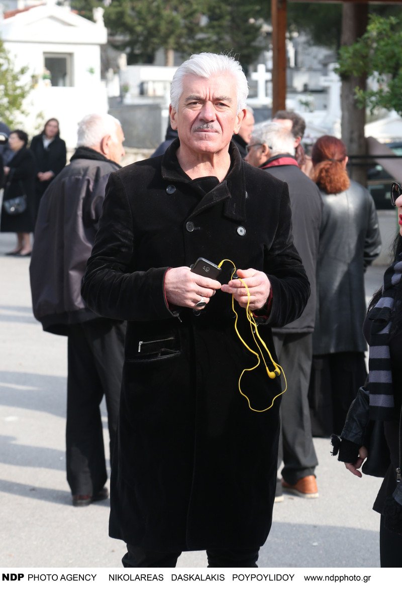 Συντετριμμένος ο σύζυγος της Νατάσας Μανίσαλη στην κηδεία της [εικόνες] | iefimerida.gr 15