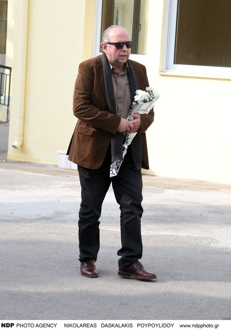 Συντετριμμένος ο σύζυγος της Νατάσας Μανίσαλη στην κηδεία της [εικόνες] | iefimerida.gr 16