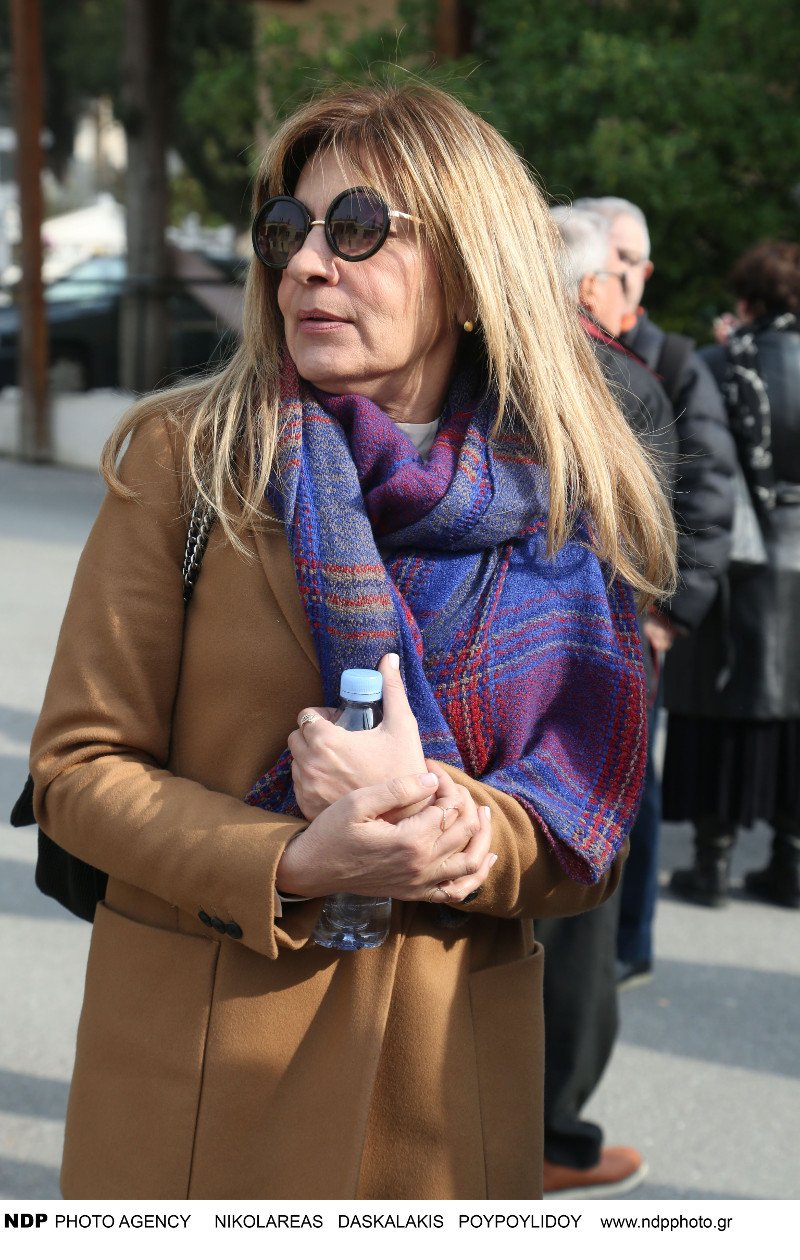 Συντετριμμένος ο σύζυγος της Νατάσας Μανίσαλη στην κηδεία της [εικόνες] | iefimerida.gr 17