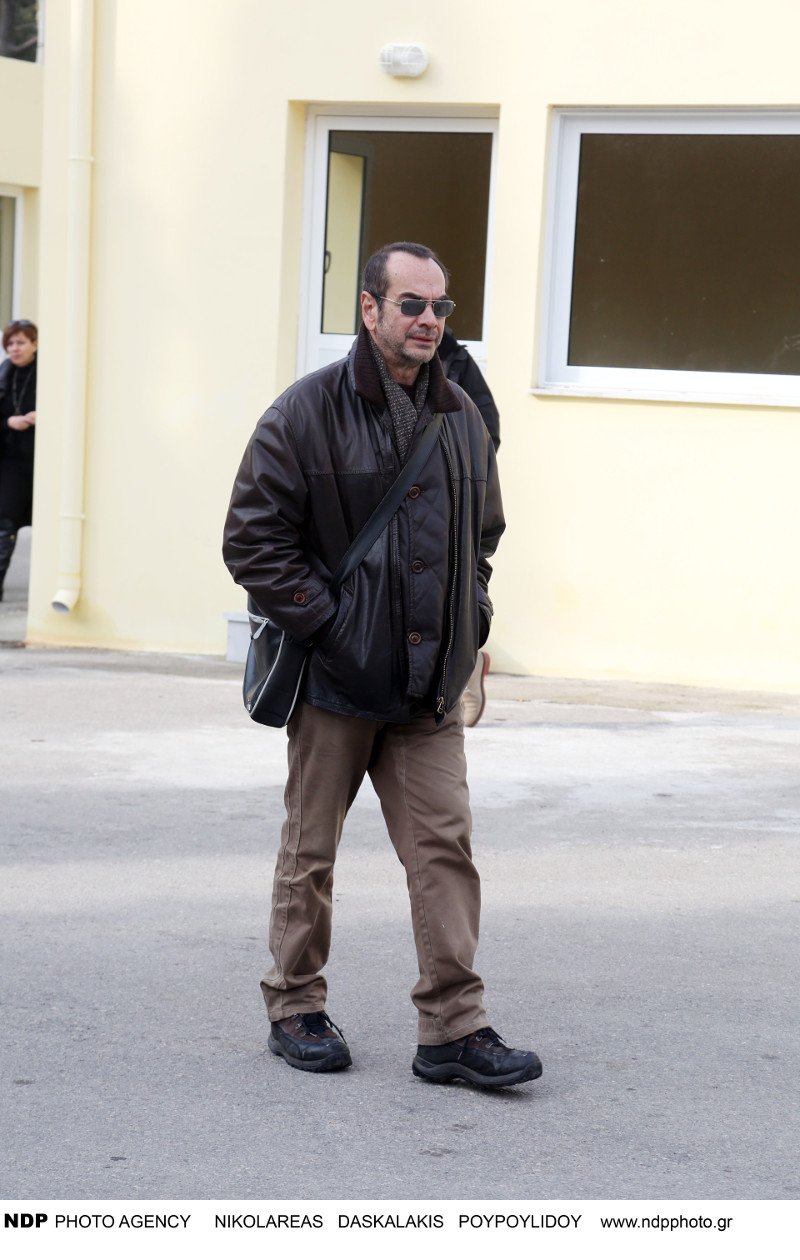 Συντετριμμένος ο σύζυγος της Νατάσας Μανίσαλη στην κηδεία της [εικόνες] | iefimerida.gr 18
