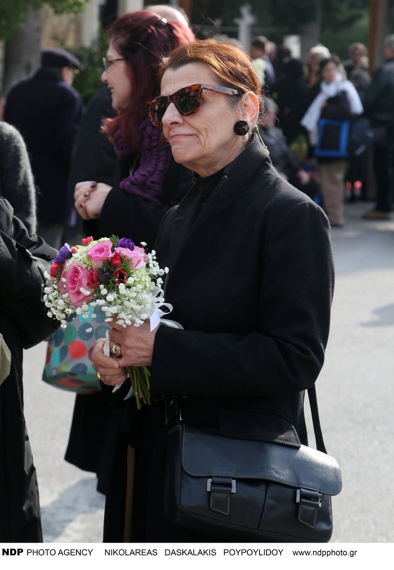 Συντετριμμένος ο σύζυγος της Νατάσας Μανίσαλη στην κηδεία της [εικόνες] | iefimerida.gr 19