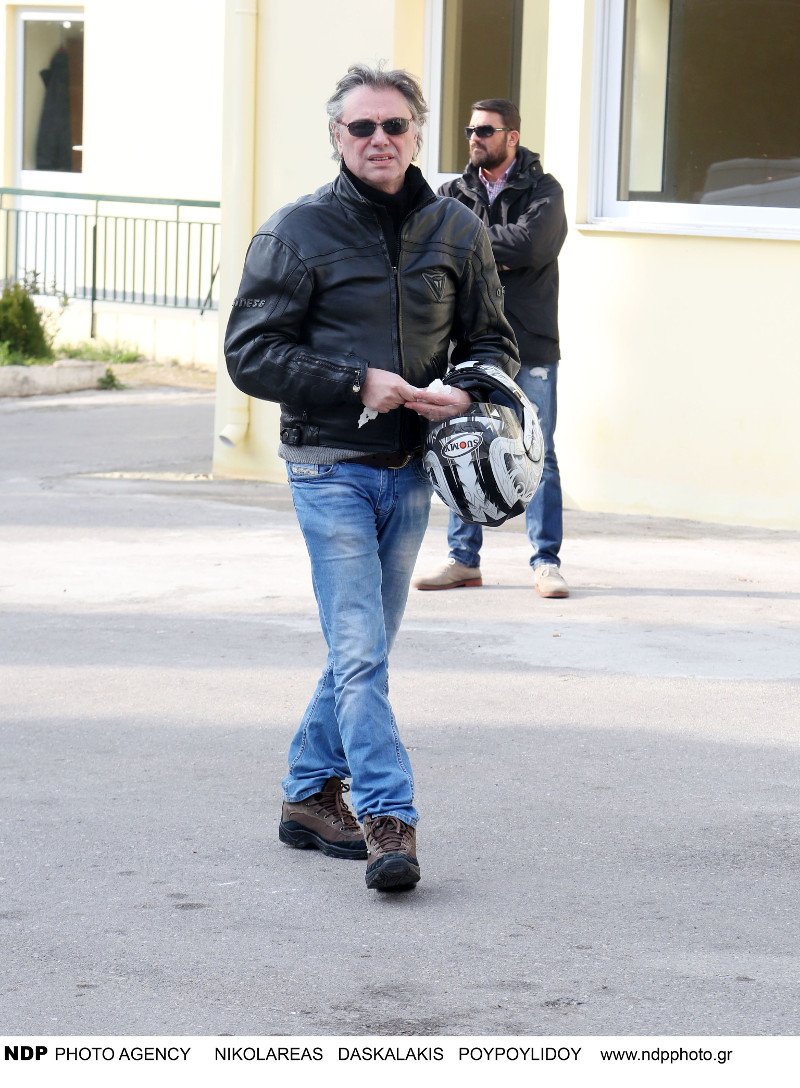 Συντετριμμένος ο σύζυγος της Νατάσας Μανίσαλη στην κηδεία της [εικόνες] | iefimerida.gr 20