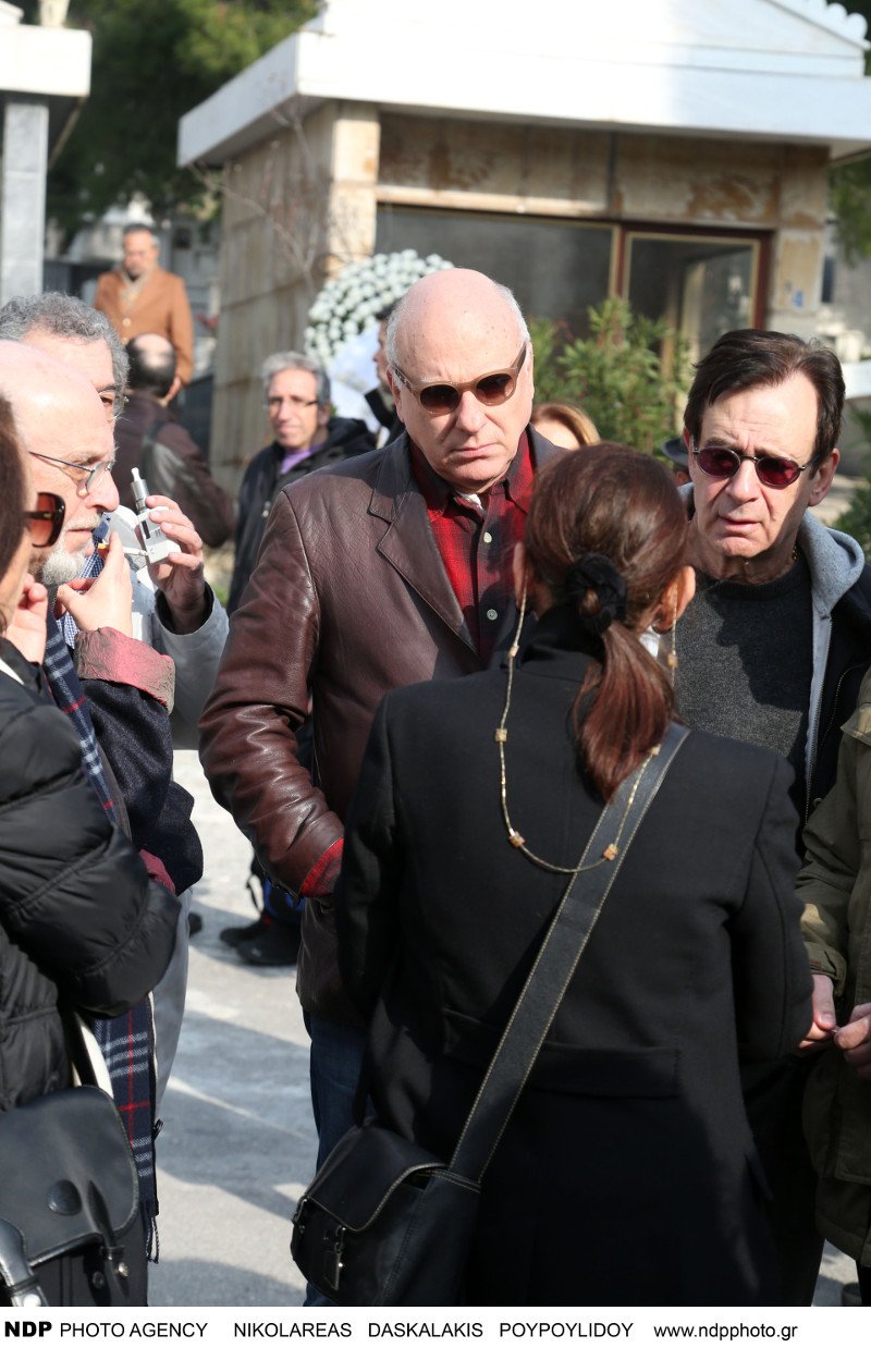 Συντετριμμένος ο σύζυγος της Νατάσας Μανίσαλη στην κηδεία της [εικόνες] | iefimerida.gr 21