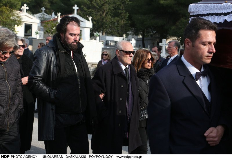 Συντετριμμένος ο σύζυγος της Νατάσας Μανίσαλη στην κηδεία της [εικόνες] | iefimerida.gr 24
