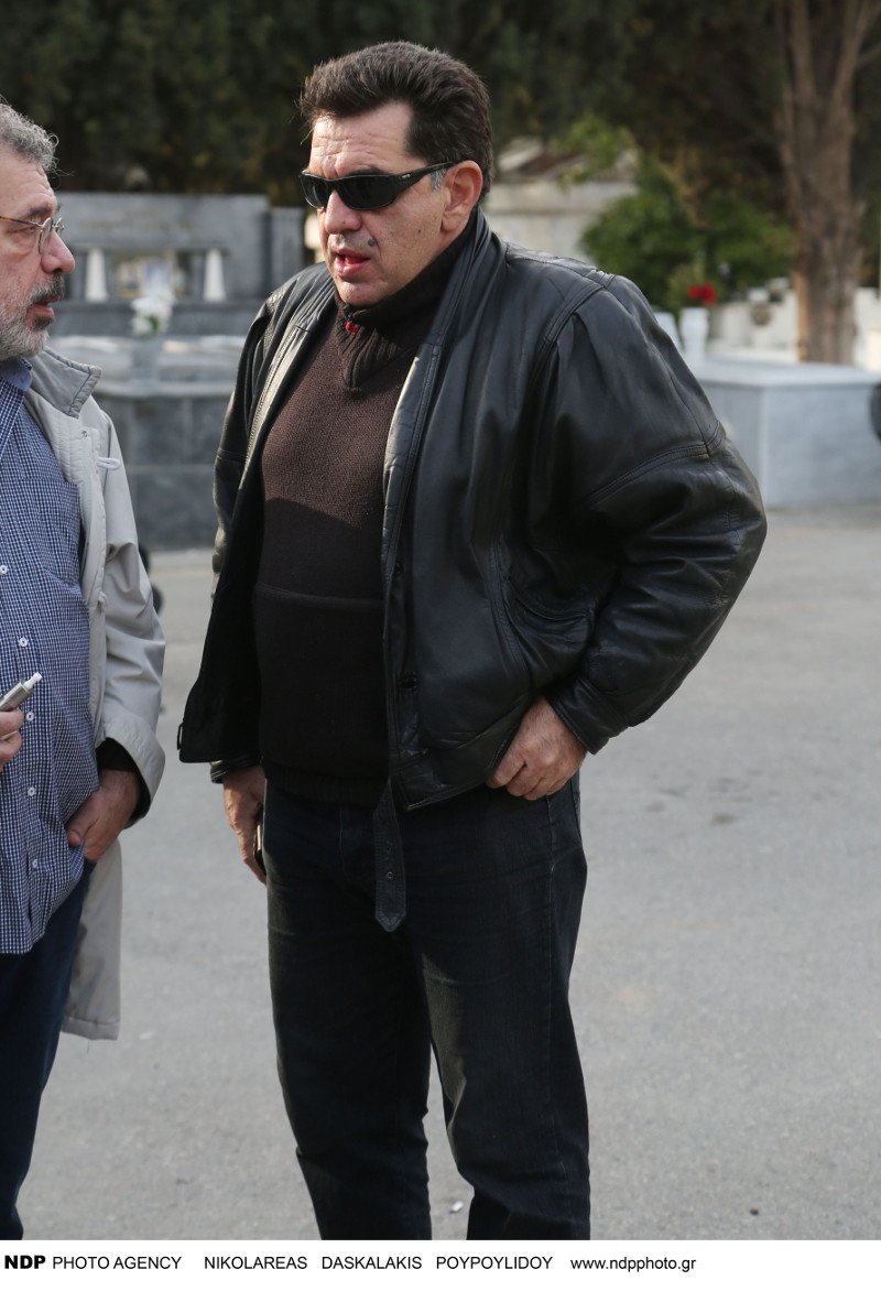 Συντετριμμένος ο σύζυγος της Νατάσας Μανίσαλη στην κηδεία της [εικόνες] | iefimerida.gr 22