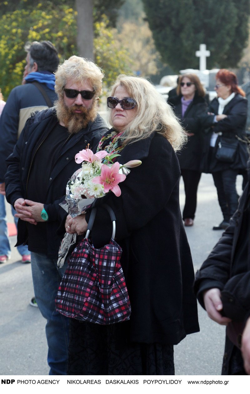 Συντετριμμένος ο σύζυγος της Νατάσας Μανίσαλη στην κηδεία της [εικόνες] | iefimerida.gr 23