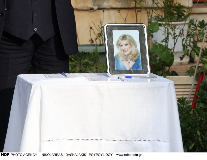 Συντετριμμένος ο σύζυγος της Νατάσας Μανίσαλη στην κηδεία της [εικόνες] | iefimerida.gr 29