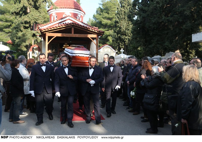 Συντετριμμένος ο σύζυγος της Νατάσας Μανίσαλη στην κηδεία της [εικόνες] | iefimerida.gr 26
