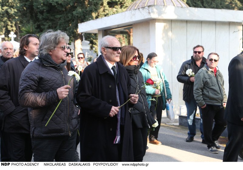 Συντετριμμένος ο σύζυγος της Νατάσας Μανίσαλη στην κηδεία της [εικόνες] | iefimerida.gr 25