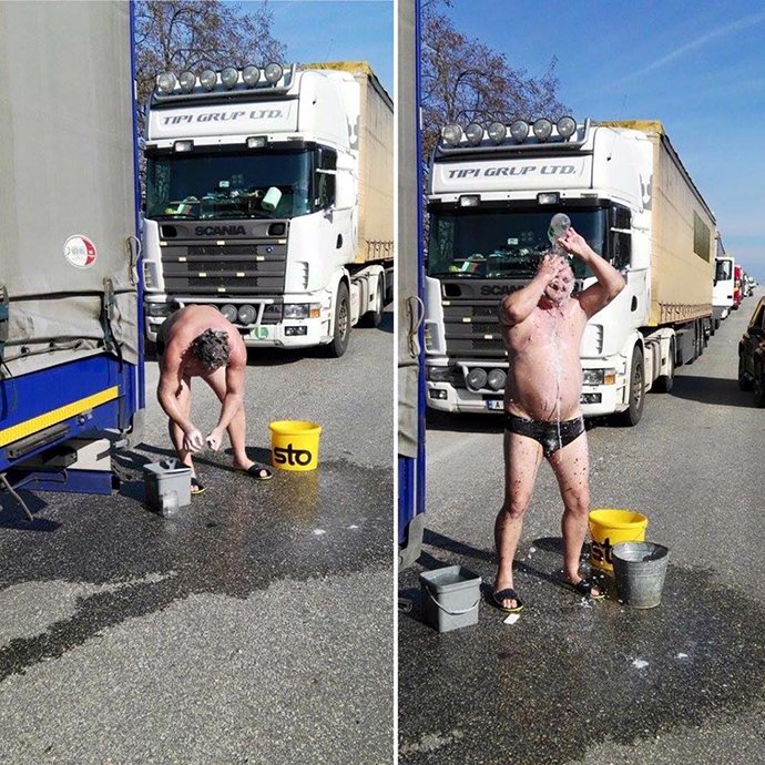 Βούλγαρος οδηγός νταλίκας κάνει μπάνιο στα μπλόκα [εικόνα] | iefimerida.gr 0